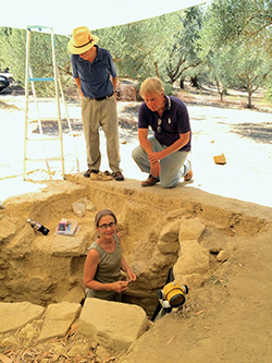 School-Affiliated Excavation at Pylos Uncovers Ancient Warrior’s Tomb