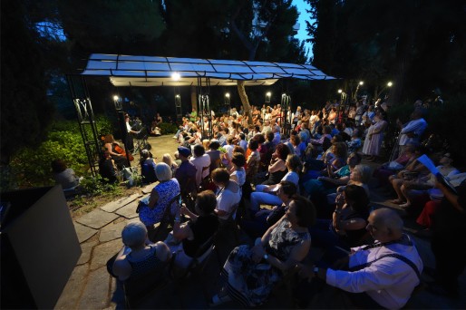 Μια αξέχαστη βραδιά ποίησης στους κήπους της Γενναδείου Βιβλιοθήκης