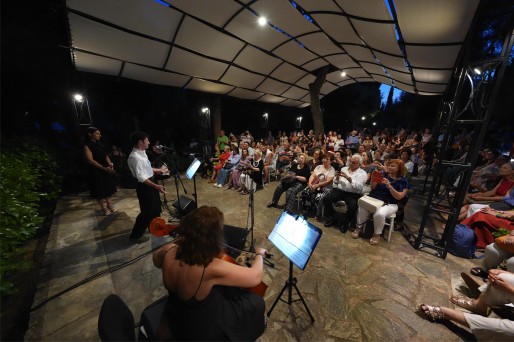 An unforgettable evening of poetry in the gardens of the Gennadius Library